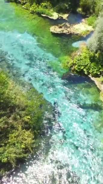 Vista Aérea Dron Del Ojo Azul Del Río Syri Kalter — Vídeo de stock