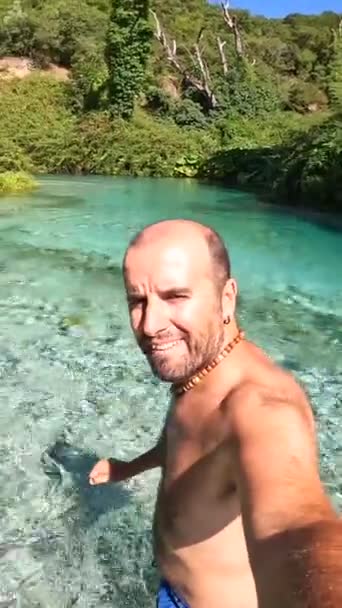 Blue Eye Daki Bir Turistin Selfie Güney Arnavutluk Dağlarındaki Doğal — Stok video
