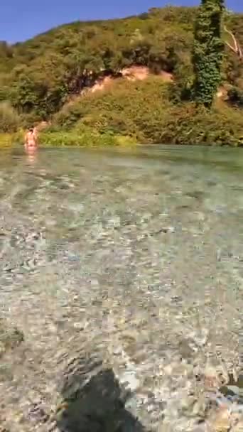 Kąpiel Turystyczna Zimnych Wodach Rzeki Błękitne Oko Lub Syri Kalter — Wideo stockowe