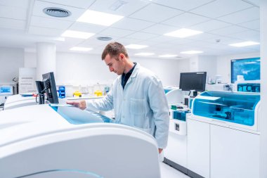 Bir hastanenin patoloji alanında modern bir araştırma laboratuvarında çalışan bir doktor.