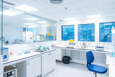 İnsansız bir hastanede modern bir laboratuvar araştırması.