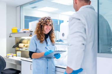 Bilim adamları hastanedeki bir araştırma laboratuvarında veri yazıyorlar.