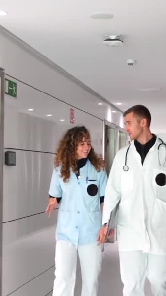 Lächelndes Und Entspanntes Gesundheitspersonal Auf Einem Krankenhausflur — Stockvideo
