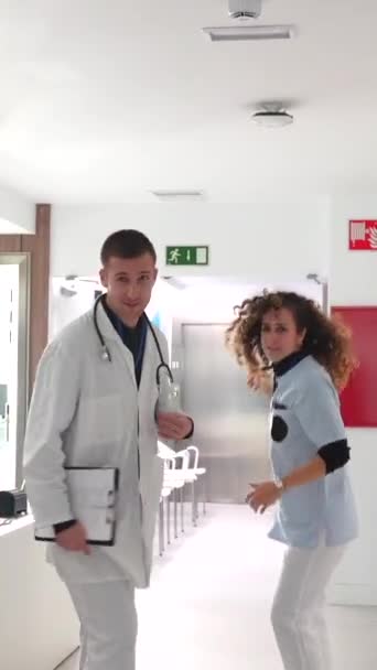 Tıp Arkadaşları Hastane Koridorunda Yürüyorlar Konuşuyorlar — Stok video