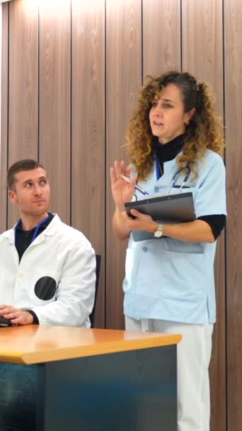Erkek Yakışıklı Doktor Tıbbi Konsültasyonda Yetişkin Bir Kadın Hastaya Bakıyor — Stok video