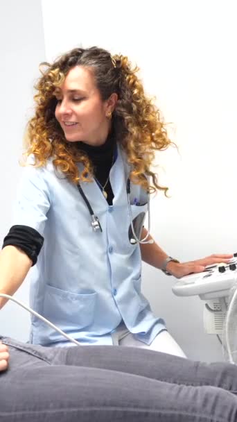 Ženský Lékař Informující Pacientku Těhotná Během Ultrazvuku — Stock video