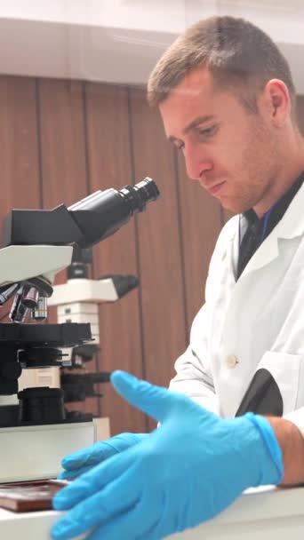 Lékař Provádějící Lékařský Výzkum Vzorky Mikroskopem Laboratoři Nemocnice — Stock video
