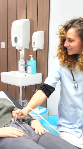 Enfermera Realizando Ultrasonido Vientre Una Mujer Acostada Camilla Hospital — Vídeo de stock