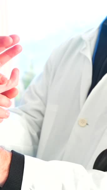 Médico Verificando Mão Ferida Paciente Sala Emergência Hospital — Vídeo de Stock
