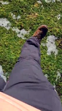 Gipuzkoa 'nın Urnieta belediyesi Adarra Dağı' nın karlı zirvesinde yürüyen bir adam. Bask Ülkesi