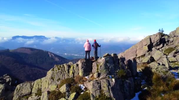 Dva Muži Dostali Vrchol Hory Trekking — Stock video