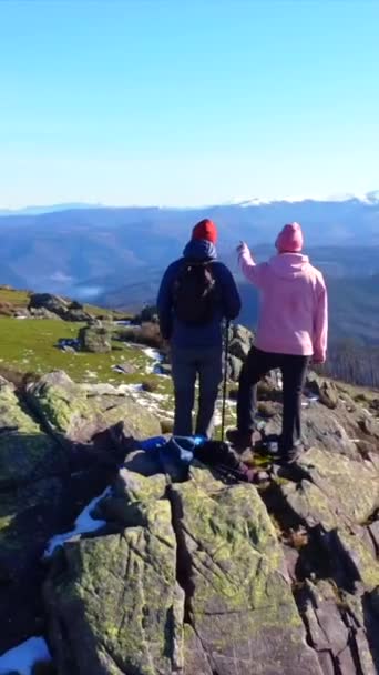Due Uomini Che Raggiungono Cima Della Montagna Durante Trekking — Video Stock