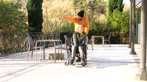 Portrait Copy Space Happy Disabled Man Friends Sunny Urban Park — Stock Video