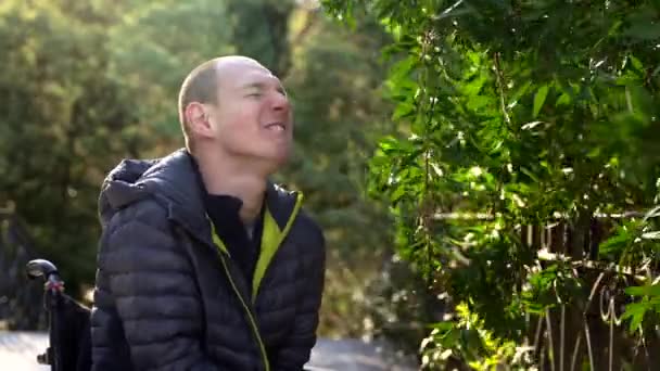 Счастливый Инвалид Инвалидной Коляске Наслаждается Запахом Растения Городском Парке Солнечный — стоковое видео