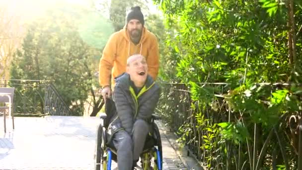 Aidant Naturel Pointant Vers Avant Parler Homme Handicapé Dans Parc — Video