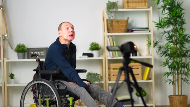 Uomo Disabile Che Registra Video Tutorial Casa Utilizzando Una Fotocamera — Video Stock