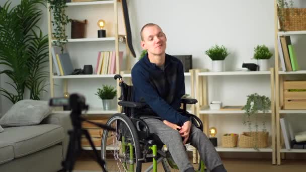Portrét Šťastného Invalidního Muže Invalidním Vozíku Doma — Stock video