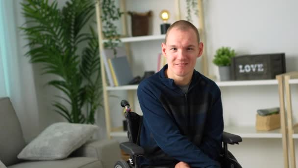 Behinderter Mann Rollstuhl Nimmt Vlog Mit Digitalkamera Hause Auf — Stockvideo