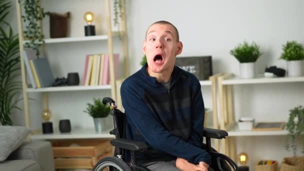 Retrato Hombre Alegre Discapacitado Silla Ruedas Sonriendo Cámara Enfriándose Casa — Vídeos de Stock