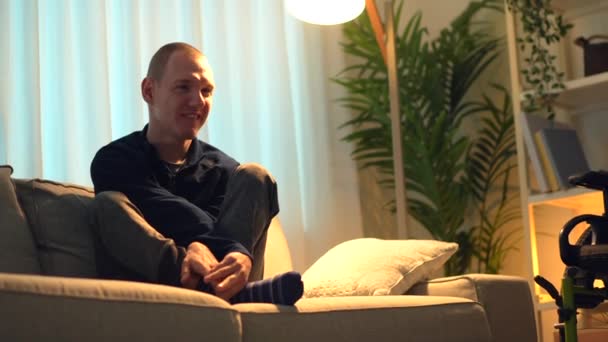 Trauriger Behinderter Mann Allein Hause Der Verzweifelt Auf Dem Sofa — Stockvideo