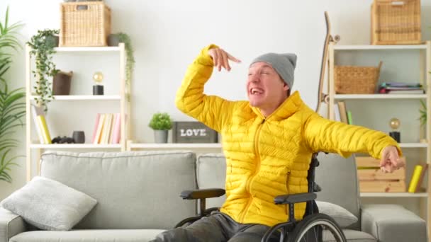 Potret Dengan Ruang Fotokopi Seorang Pria Cacat Dengan Pakaian Hangat — Stok Video