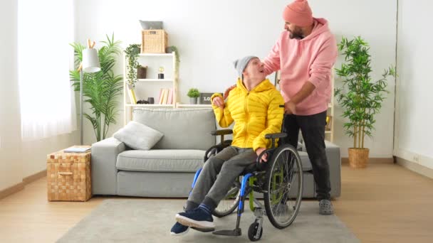 自宅で車椅子を持っている友人や友人との幸せな障害者 — ストック動画