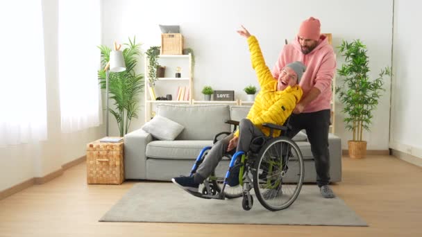 Glücklicher Behinderter Rollstuhl Und Freund Feiern Händchenheben Hause — Stockvideo