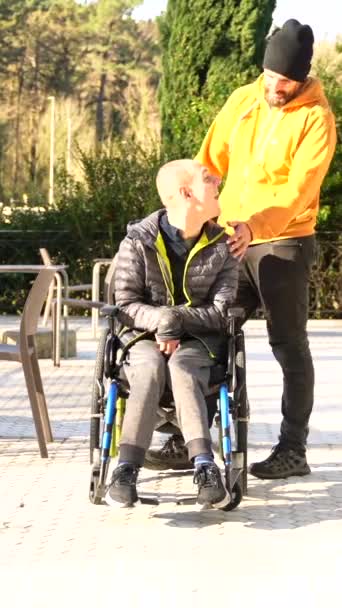 Портрет Копией Счастливого Инвалида Друзей Солнечном Городском Парке — стоковое видео