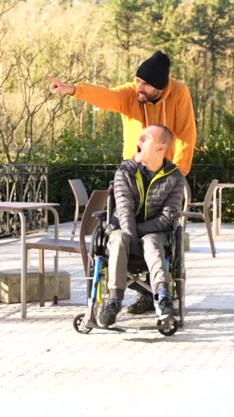 화창한 공원에서 장애인 남자와 친구의 초상화 — 비디오