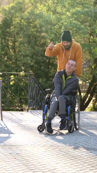 Hombre Discapacitado Relajado Con Silla Ruedas Amigos Paseando Parque Urbano — Vídeos de Stock