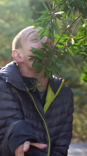 Portrait Angle Bas Homme Handicapé Heureux Contemplant Nature Dans Parc — Video