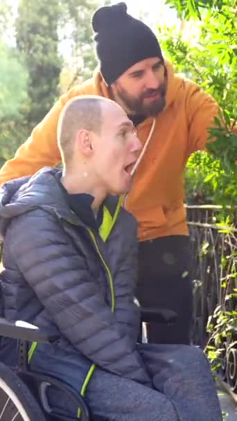 공원의 경로를 장애인 친구의 휠체어를 — 비디오