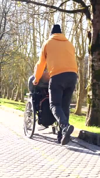 Инвалид Друг Дорожке Парке Солнечный День Зимы — стоковое видео