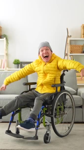 Oturma Odasında Tekerlekli Sandalye Kullanan Sıcak Giysili Mutlu Engelli Bir — Stok video