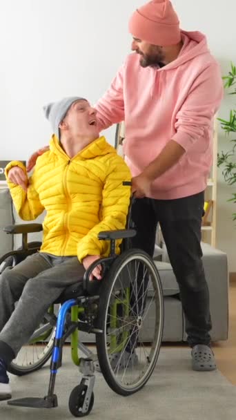 Glücklicher Behinderter Mit Einem Freund Der Den Rollstuhl Hause Hält — Stockvideo