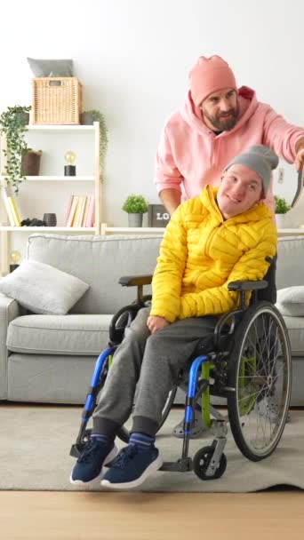 간병인과 휠체어에 장애인 남자의 초상화 집에서 카메라에 — 비디오