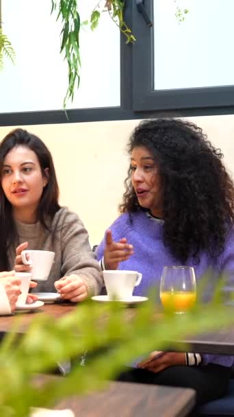 Tres Amigas Mirando Cámara Tomando Café Juntas Una Linda Cafetería — Vídeos de Stock