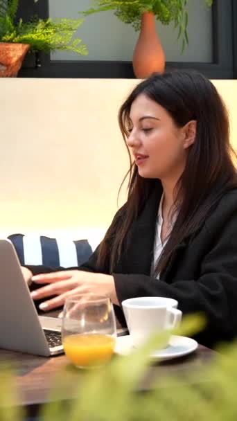 Usmívající Žena Pomocí Notebooku Sedí Barevné Jídelně Pití Pomerančového Džusu — Stock video