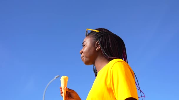 Afričanky Žena Zvyšování Její Sluneční Brýle Při Jídle Zmrzliny Slunečný — Stock video
