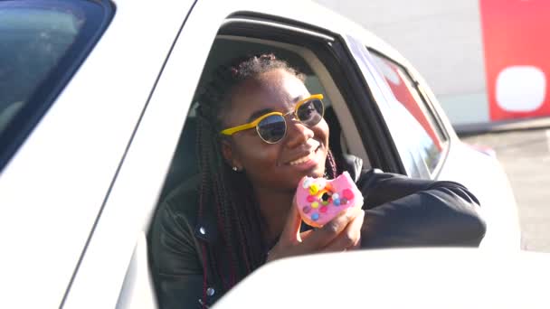 Απόσπαση Της Προσοχής Γυναίκα Τρώει Γλυκά Μέσα Ένα Αυτοκίνητο Χέρι — Αρχείο Βίντεο