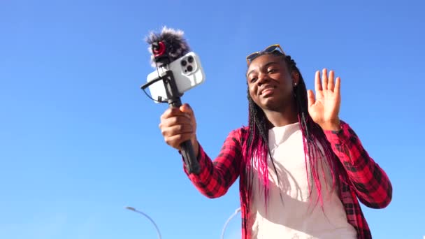 Låg Vinkel Visa Foto Afrikansk Innehåll Skapare Med Mobil För — Stockvideo