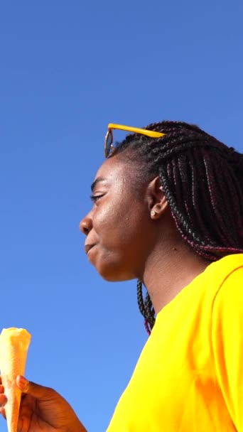Mujer Africana Levantando Sus Gafas Sol Mientras Come Helado Día — Vídeos de Stock