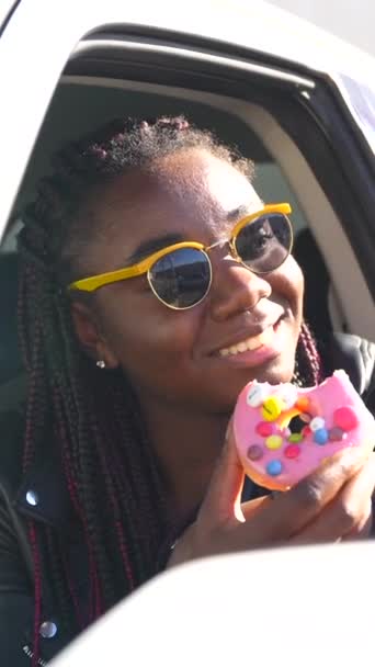 Dikkati Dağılmış Bir Kadın Arabanın Içinde Şeker Yiyor Kolunu Cama — Stok video