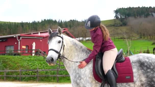 Jovem Feliz Montando Cavalo Branco Centro Equestre — Vídeo de Stock