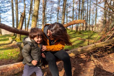 Anne ve oğlu, Bask Bölgesi, Irun 'daki Erlaitz Dağı' nda mutlu bir şekilde bir ormanda oturuyorlar.