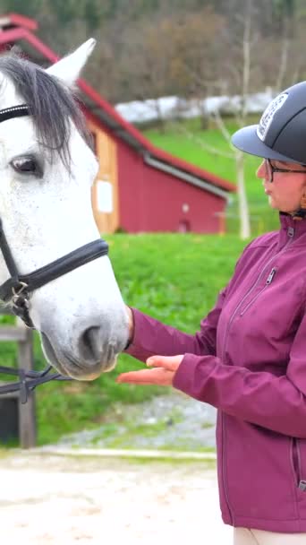 Žena Ochranným Vybavením Stojí Objímající Svého Koně Jezdeckém Centru — Stock video