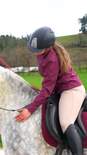 Ευτυχισμένη Νεαρή Γυναίκα Ιππεύει Ένα Λευκό Άλογο Ένα Ιππικό Κέντρο — Αρχείο Βίντεο