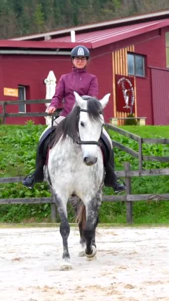 Vista Frontal Uma Jovem Mulher Montando Cavalo Branco Centro Equestre — Vídeo de Stock