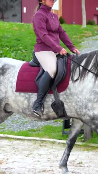 Weitwinkelfoto Mit Kopierraum Einer Jungen Jockeyspielerin Die Mit Ihrem Pferd — Stockvideo