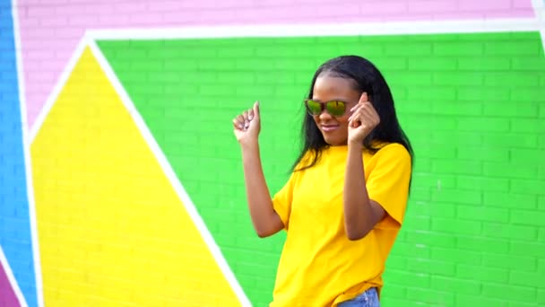 Sorrindo Feliz Mulher Africana Dançando Lado Uma Parede Colorida — Vídeo de Stock